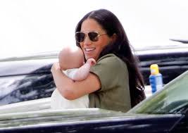 Meghan once shared a video of her stroking archie while playing with another of her moggies. Experten Verteidigen Wie Meghan Baby Archie Im Arm Halt