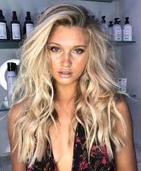Voluminous Messy Hair Style With Beachy Waves And Texture Blondes Beachyw Beachy Waves Hair Long Hair Waves Hair Waves
