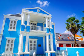 The Bank That Looks Like A Cake Bright Happy Architecture Of Scharloo Curacao Around The World L Architecture Architecture Details Historic Mansion