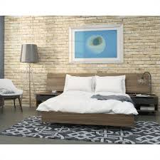 Avec ses lignes épurées et son fini stratifié noyer, ce lit est élégant est économique, car aucun sommier n'est requis. Nexera 346031 Queen Size Platform Bed Walnut 346031