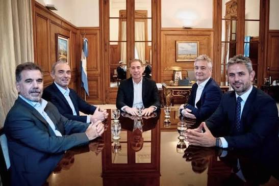 Compartimos el convencimiento de que la Argentina no puede volver a caer en manos del populismo.” Foto: Diego Santilli, Cristian Ritondo, Martín Menem, Eduardo “Lule” Menem.