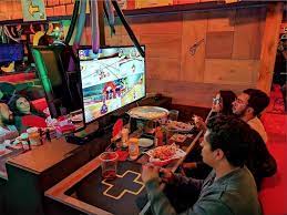 Guia De Bares Y Restaurantes Para Gamers 5 Espacios Para Jugar Videojuegos Donde Podras Beber Y Co Sala De Videojuegos Decoracion Pub Barra De Bebidas Fiestas