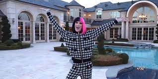 In a twist nobody could've seen coming, jeffree star has traded his luxurious mansion in calabasas for what is. Watch Jeffree Star Give A Tour Of His New Mansion To Shane Dawson