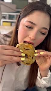 donatota_mx 📍Food Court de Plaza Sendero (San Luis Potosí) 🕣Horario:  10:00 am — 9:00 pm Lo que probamos: Gorditas: $26–$31 (según el guiso)  Burrito de chicharrón verde: $115 Comida casera: $159 (incluye