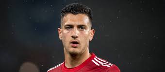 De acordo com a imprensa italiana, paulo fonseca pretende reforçar as faixas laterais da defesa e dalot, que não tem jogador com regularidade no united, é um dos alvos. Real Madrid Linked With Surprise Swoop For Manchester United S Diogo Dalot
