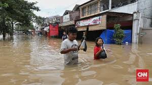 Banjir merupakan hadirnya air di suatu kawasan luas sehingga menutupi permukaan kawasan bumi tersebut, yang dapat menimbulkan kerugian sosial dan. Banjir Mulai Kepung Sejumlah Wilayah Di Bekasi