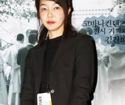 윤석열 전 검찰총장이 22일 자신의 부인 김건희(49)씨와 장모 최아무개(74)씨에게 거제 포로수용소 '가마솥 취사장' 둘러보는 적십자 대표단. ìœ¤ì„ì—´ ë¶€ì¸ í•™ë ¥ ë‚˜ì´ ìž¬ì‚°