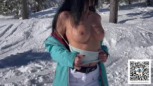 Real Public Fuck while Skiing, we were caught !!!