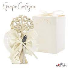 Scatola, sacchetto in tulle con 5 morbidi confetti cioccomandorla della maxtris, bigliettino e applicazione in resina. Bomboniere In Ardesia 2021 Clarte Bomboniere Gruppo Clarte Www Clartebomboniere It Casa In Ardesia Con Gessetto E Nastrino Avorio Rustichic Mfdgvd