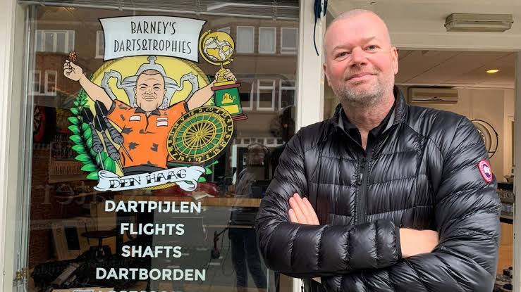 Raymond van Barneveld opent dartswinkel in Den Haag: 'Een klein museumpje'  - Omroep West