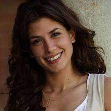 Lasciato dalla ragazza perché insegue sogni irrealizzabili mentre lei vuole sistemarsi, checco decide di partire da polignano a mare e raggiungere milano. Cado Dalle Nubi Trama E Cast Screenweek