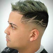 Los cortes que añaden líneas y rayas en su diseño, crean un estilo fuera de lo común, pero sin perder atractivo. Excelentes Ideas De Cortes Para Hombre Con Lineas