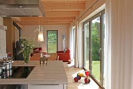 Modernes Und Gemutliches Holzhaus Mit Grauer Balkontur Aus Holz Und Passendem Holzfenster Im Wohn Essbereich Sorpetaler Holzfenster Hausrenovierung Fenster