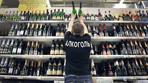 Также в сообщении говорится, что продажа алкоголя будет запрещена не только в магазинах, но и в заведениях общепита. V Rossii Predlozhili Zapretit Prodazhu Alkogolya 1 2 Yanvarya Rt Na Russkom