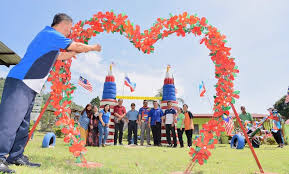 Kita selalu lihat hasil seni dan kreativiti yang mudah dan dari bahan yang murah atau terbuang yang amat menarik. Kreatif Unik Hiasan Guna Bahan Terbuang Malaysia Aktif