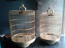 Tinggal kita sempurnakan dengan memotong seng atau tripleks yang akan dibuat sebagai laci untuk wadah penampungan kotoran, dan dimasukan ke dalam celah yang terdapat di bagian bawah kandang. Gagasan Untuk Cara Membuat Sangkar Bambu Murai Ide Buat Kamu
