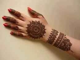 This mehndi design is quite different from the rest of the simple mehandi designs that we have discussed earlier. Back Side Simple Patch Mehndi Design Easy Mehndi Design