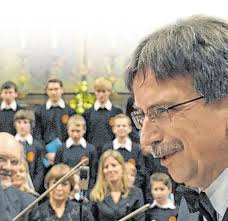 Ein Chor singt um die ganze Welt