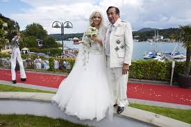 Jul 06, 2021 · abspielen die schweiz tritt an der euro gegen frankreich mit der schweizergarde in frisch gewaschenen raumanzügen an. Lugner Hochzeit Cathy Schmitz Weint Sie Sich Reich News At