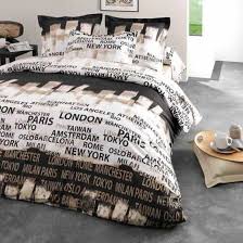 A Compagnie Du Blanc Vous Presente Le Modele Factory Aux Imprimes De Noms De Grandes Villes Style City Urbain Dan Parure De Lit Lit 200x200 Housse De Couette