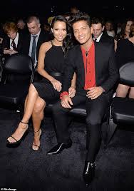 Peter gene hernandez), известный под псевдонимом бру́но марс (англ. Bruno Mars Seems Discreet As He Buys A Vespa Scooter With His Girlfriend Jessica Caban Oltnews