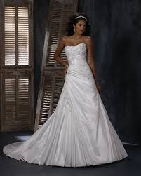 Hier finden sie ihr traumhochzeitskleid. Online Anprobe Brautkleider Und Brautmode In Leipzig Hochzeitskleid Spitze Verfuherische Brautkleider Kleider Hochzeit