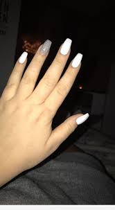 Acrylics are like your favorite brand of perfume which you can't let go off with so ease. White Acrylic Nails Christmas Acrylic Nails Hybrid Elektronike Silver Acrylic Nails White Acrylic Nails Acrylic Nails Coffin Short