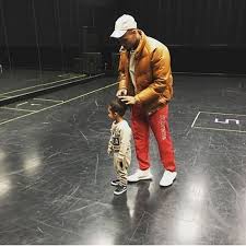 Awee Look At Daddy Doing Royalty S Hair Awee So Cute Chris Brown Breezy Chris Brown Chris Brown And Royalty