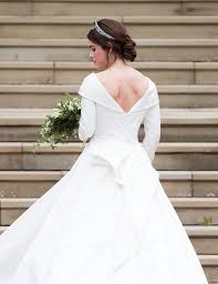 Princess eugenie and the designers looked at archive royal wedding dress imagery, and hamish notes that you can see this in the dress: Princess Eugenie Proud Of Scar In Inspiring Message To Young Cancer Fighter Noticias Ultimas