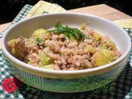 Servire il piatto accompagnato da fettine di uova sode. Farro Con Zucchine Spadellate E Tonno Profumo Di Sicilia