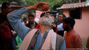 Hindu Group Hosts Cow Urine Drinking Party To Ward Off Coronavirus News Dw 14 03 2020