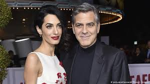 كانت بدايته في السينما عندما التقى بالمخرج يوسف شاهين الذي علم بقصة حبه للتمثيل، وقدمه في دور البطولة أمام فاتن حمامة في فيلم صراع في الوادي الذي لقي الكثير من الجماهيرية، ما جعل عمر الشريف وفاتن حمامة ثنائي لا يفترق. Ø¬ÙˆØ±Ø¬ ÙˆØ£Ù…Ù„ ÙƒÙ„ÙˆÙ†ÙŠ ÙŠØ³Ø§Ù‡Ù…Ø§Ù† ÙÙŠ ØªØ¹Ù„ÙŠÙ… Ø«Ù„Ø§Ø«Ø© Ø¢Ù„Ø§Ù Ø·ÙÙ„ Ø³ÙˆØ±ÙŠ ÙÙŠ Ù„Ø¨Ù†Ø§Ù† Ù…Ù†ÙˆØ¹Ø§Øª Ù†Ø§ÙØ°Ø© Dw Ø¹Ø±Ø¨ÙŠØ© Ø¹Ù„Ù‰ Ø­ÙŠØ§Ø© Ø§Ù„Ù…Ø´Ø§Ù‡ÙŠØ± ÙˆØ§Ù„Ø£Ø­Ø¯Ø§Ø« Ø§Ù„Ø·Ø±ÙŠÙØ© Dw 01 08 2017