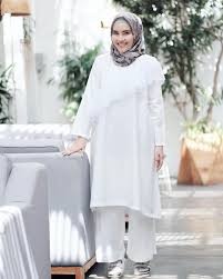 Baju gamis ini memang memiliki model yang sederhana, namun ada beberapa gamis yang dipermanis dengan motif agar terlihat lebih trendi. 45 Model Gamis Putih Polos Kombinasi Terbaru 2020 Bergaya