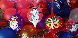 La curtea de arges mai functioneaza una dintre ultimele de fabrici de globulete din tara. Turist In Romania Fabrica De Globuri De La Curtea De ArgeÈ™