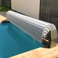 La funzione principale di queste coperture è quella di ridurre la perdita di calore sulla superficie dell'acqua. Copertura A Serranda Per Piscina Automatica Safety Roll