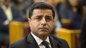 Hdp'den yapılan yazılı açıklamada, eş genel başkanımız sayın selahattin demirtaş, diyarbakır newroz alanı protokol bölgesindeki yoğun izdiham nedeniyle programı sahneden takip etmiştir denildi. Selahattin Demirtas In Newroz Davasi Yarin Silivri De Gorulecek