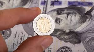 Peso mexicano avanza y cierra en 17.22 pesos por dólar, previo a decisión de Banxico esta semana