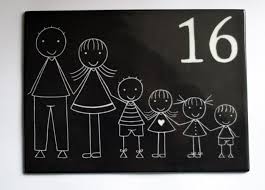 Plaque De Maison Personnalisee Sans Les Prenoms En Couleur Noir Ou Gris Fonce Couleurs Noires Peinture Sur Ceramique Casquette Blanche