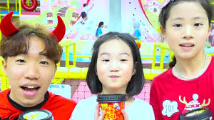 Boram makan MIE Jajangnyeon dan bermain di Tempat permainan ....