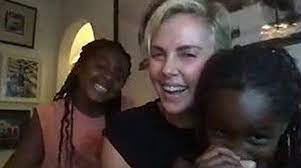 Charlize theron posted new photos of daughters august, 5, and jackson, 8, in honor of national daughters day, describing them as beautiful powerhouses. september 26, 2020. Susse Seltenheit Charlize Theron Zeigt Ihre Beiden Tochter Promiflash De