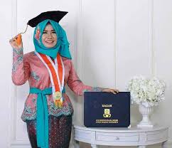 14 januari 2019 berbagai model gamis brokat gemuk akan kami sajikan untuk. 30 Model Kebaya Wisuda Modern Remaja Simpel Elegan