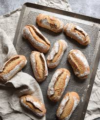 Rustikale Brotchen Mit Roggenmehl Brot Selber Backen Rezept Brot Selber Backen Brot Backen Rezept Einfach