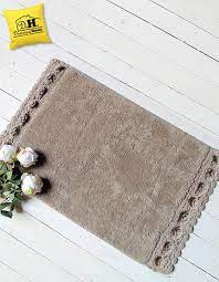 Lo Splendido Ed Elegante Tappeto Bagno Con Bordo Decorato Con Rose In Rilievo In Colore Tortora Tappeti Shabby Tappeti Bagno Tappeti