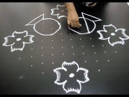 The design here in the center is the common pongal design of the sweet pot but surrounding it we see many pulli kolam. 15 8 Dots Pongal Pot Kolam Interlaced Dots Kolam For Pongal How To Draw Rangoli Designs Flower Rangoli Border Designs Beautiful Rangoli Designs