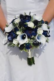 Fresh Touch Dunkelblaue Anemone Brautstrauss Mit Rosen Disteln Heide Anemone Brautstrauss D Hochzeitsblumen Dunkelblaue Hochzeit