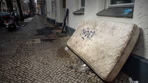 Neben der qualität ist es laut experten ebenso wichtig, die matratzen alle acht bis zehn jahre gegen eine neue zu tauschen. Mullproblem Die Matratzen Von Berlin Die Stadt Und Der Mull Augsburger Allgemeine