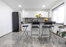 Multe din blocurile vechi si din pacate si in multe din cele noi, bucataria nu este un spatiu favorizat, ba de aceea spunem ca ideile de amenajare pentru bucatarii mici nu ne prisosesc niciodata. Amenajarea Unei Bucatarii De Bloc Piatraonline