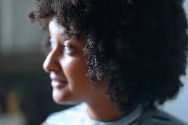 Rather than combing from root to tip, use a wide toothed comb, starting on the ends. Lasst Uns Nappy Redefinieren Rosamag