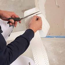 Perfekte Ecken Und Kanten Beim Trockenbau Der Rigips Kantenschutz Aquabead Flex Pro Wird Auf Die Gewunschte Lange Gekurzt De Trockenbau Rigips Kantenschutz