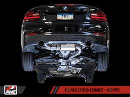 Z hlediska vnějšího designu mezi nimi probíhá (u testovaného m235i xdrive černý) pruh, jehož úkolem má být optické rozšíření karoserie. Awe Tuning Bmw F22 M240i M235i Exhaust Suite Awe